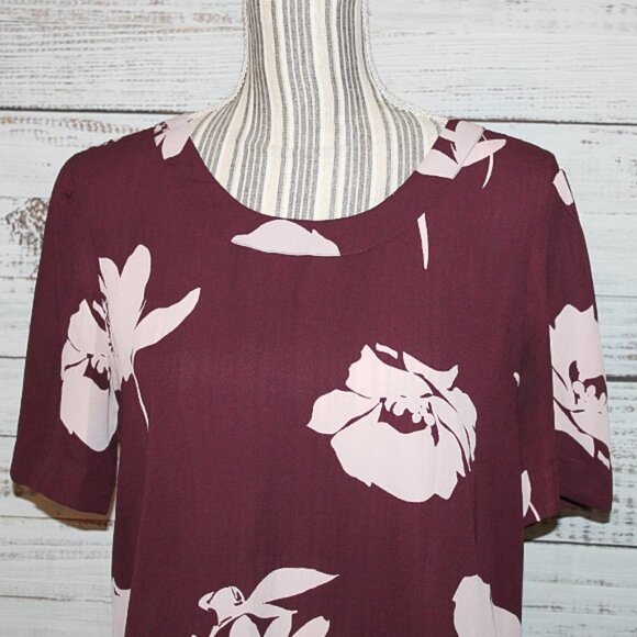 Halogen Burgandy V-back Short Sleeve Sheer blouse Pink flowers Size Small - Picture 3 of 7
